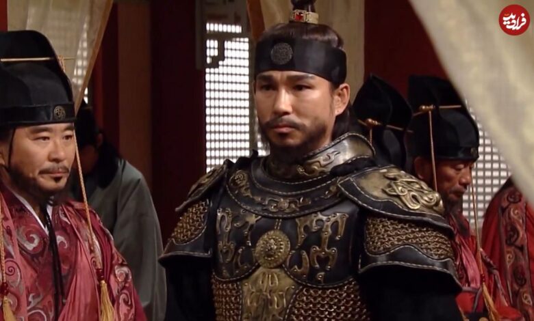 عکس| سفر به تاریخ؛ «فرمانده هوکچی» با «گوش‌گیر عروسکی صورتی» در پشت‌صحنه سریال «جومونگ»