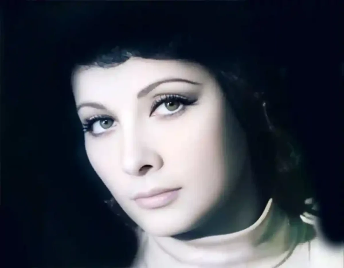 عکس زیرخاکی از کتایون امیرابراهیمی که لقب ملکه زیبایی ایران را داده بودند G17J7lK7LK88