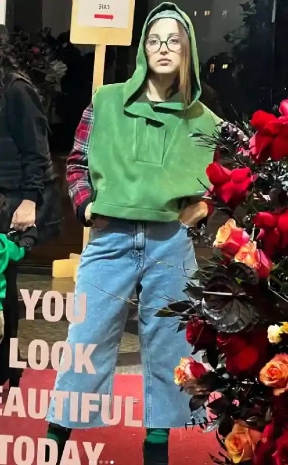 از استایل دیدنی و عجیب روشنک گرامی در یک مراسم خصوصی Screenshot 2024 12 22 224503