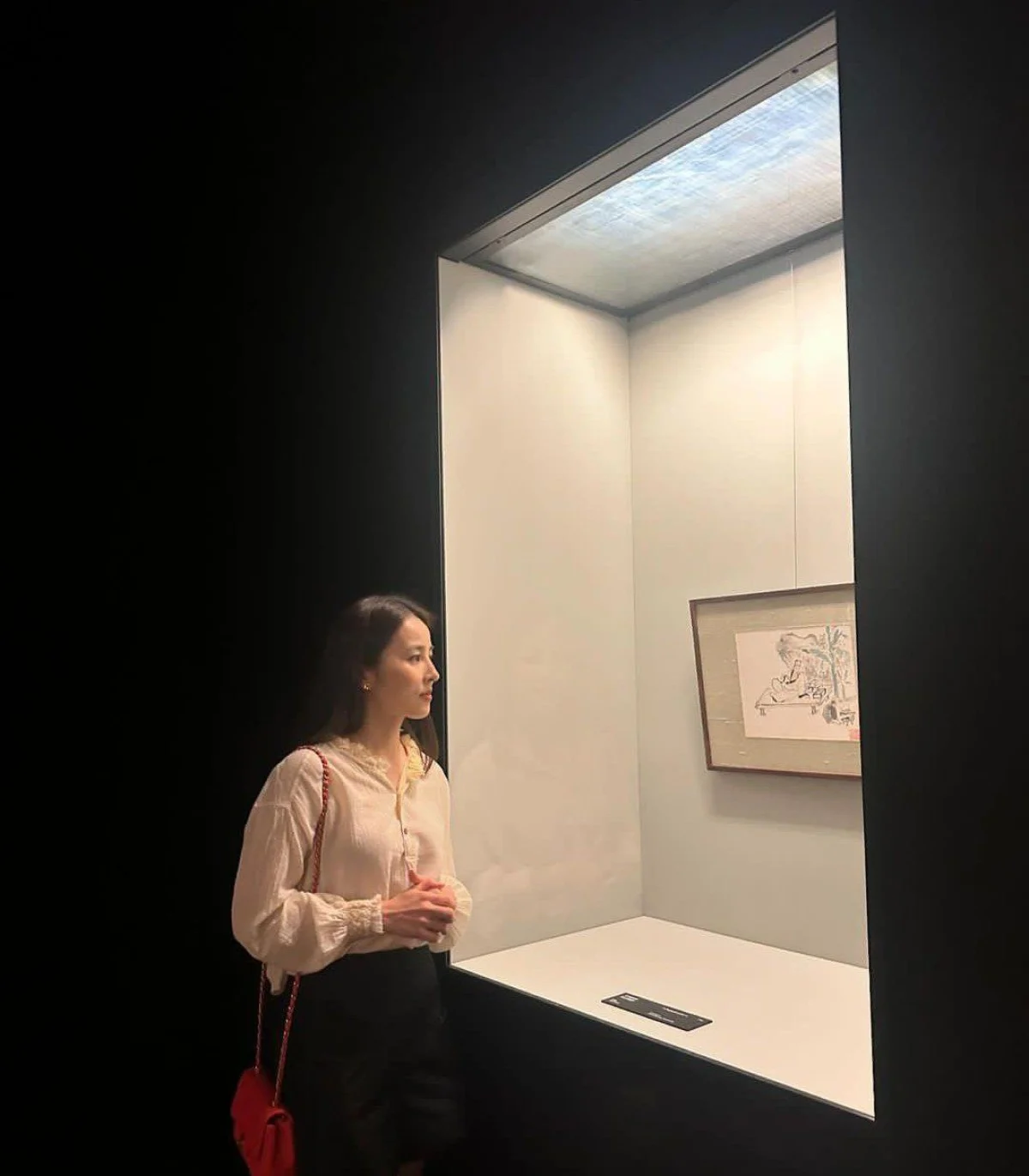 photo_2024-05-24_11-11-09 عکسهای جذاب سوسانو در یک نمایشگاه هنری