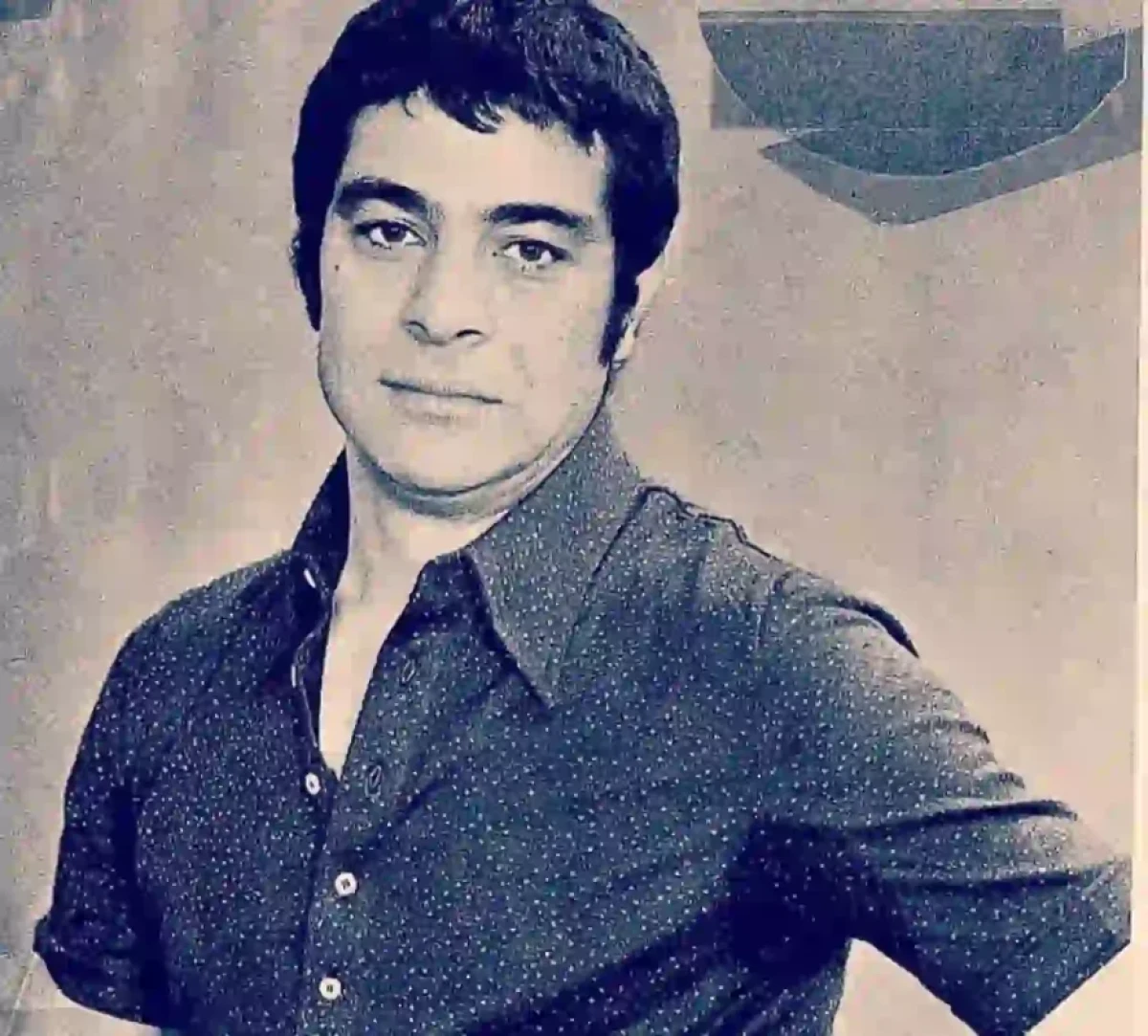 دو چهره دوست داشتنی از فیلم هنگامه در یک قاب با بازی "بهروز وثوقی و آذر شیوا" photo 2024 12 28 16 48 24