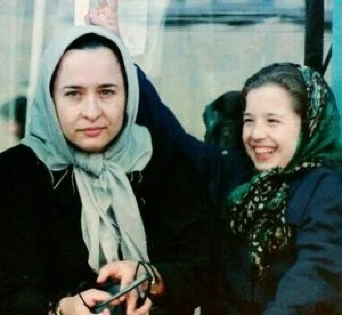 عکس زیرخاکی از تیپ و چهره متفاوت «آزیتا حاجیان» و مهراوه شریفی نیا 34 سال قبل آزیتا 2