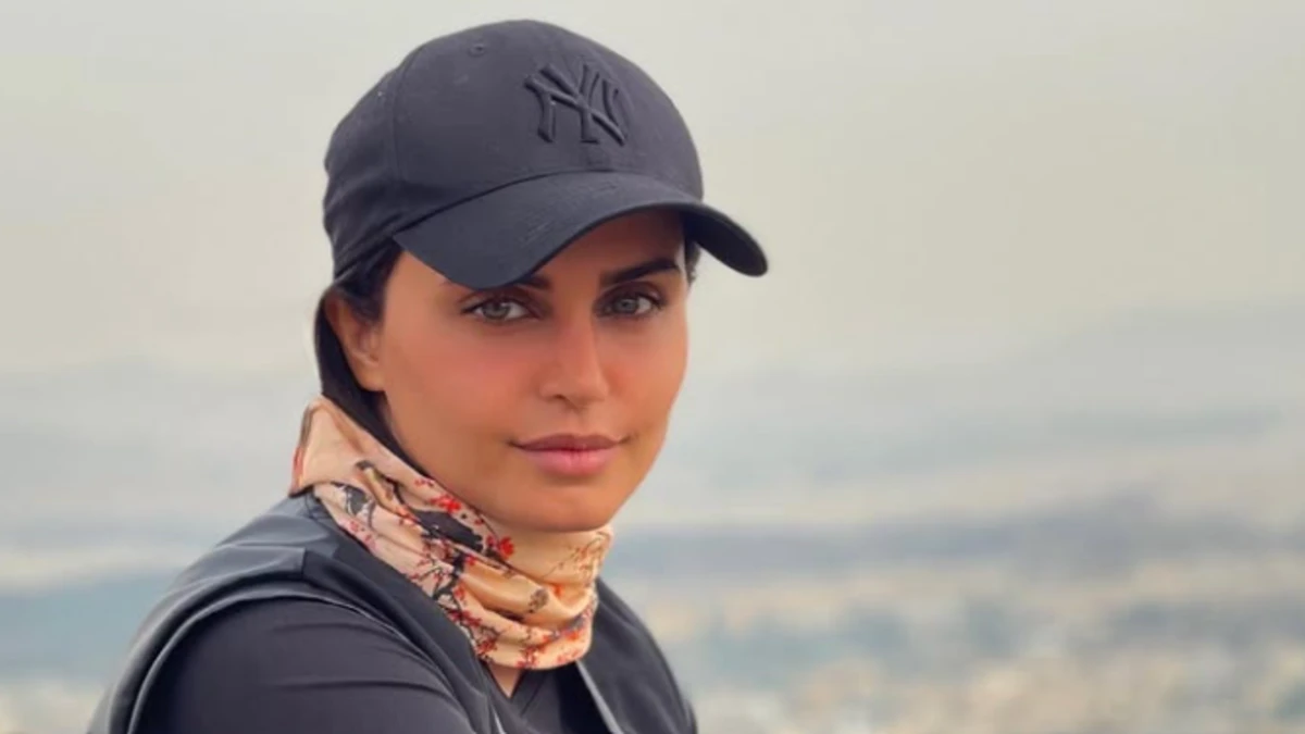 سفر زمان | چهرهٔ عجیب باورنکردنی و شباهت بی حد و اندازه الناز شاکردوست به برادرش 