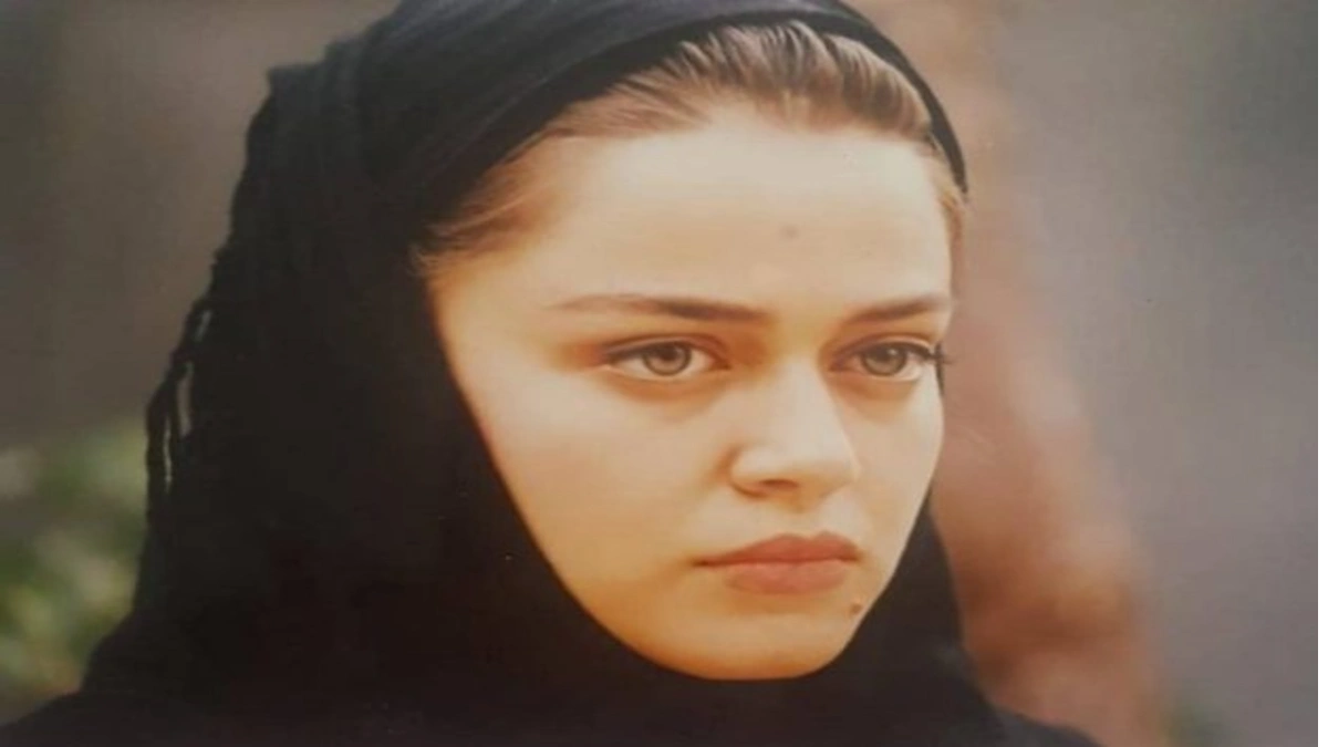 سفر زمان | ژست عجیب و غریب «بهاره رهنما» کنار برج ایفل پاریس در 50 سالگی 