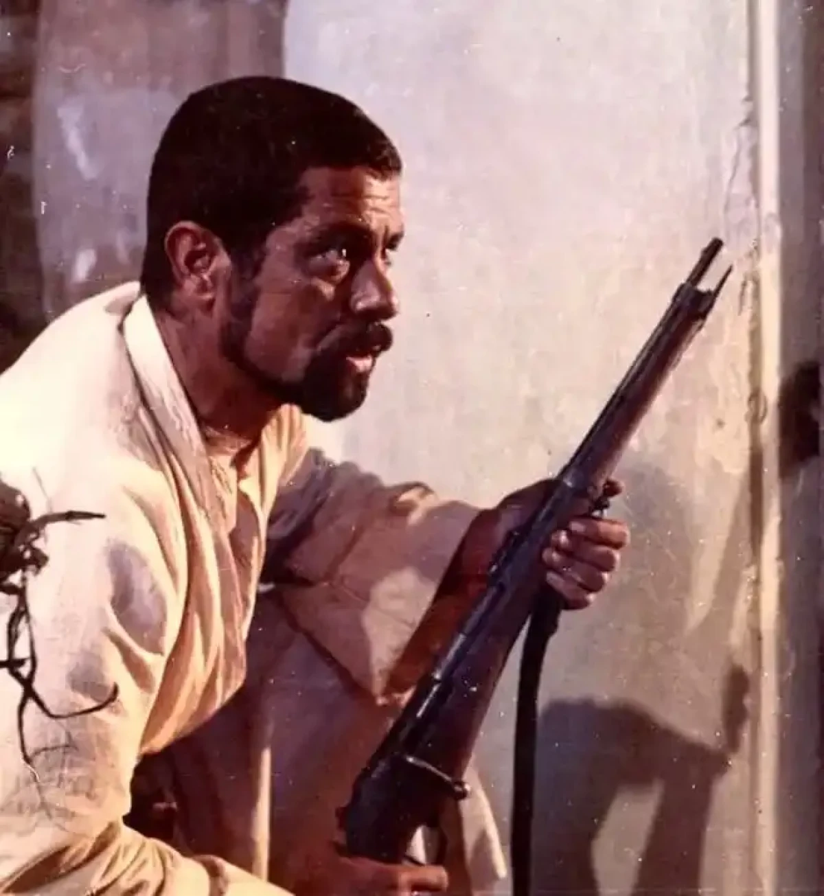 تیپ و چهره از جوانی «بهروز وثوقی» در نمایی از فیلم تنگسیر سال 1352 بهروز 1