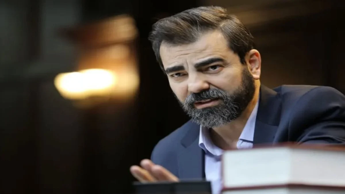 سفر زمان | چهره جدید و جنجالی بهزاد خلج نقش «آقای قاضی» در 49 سالگی 