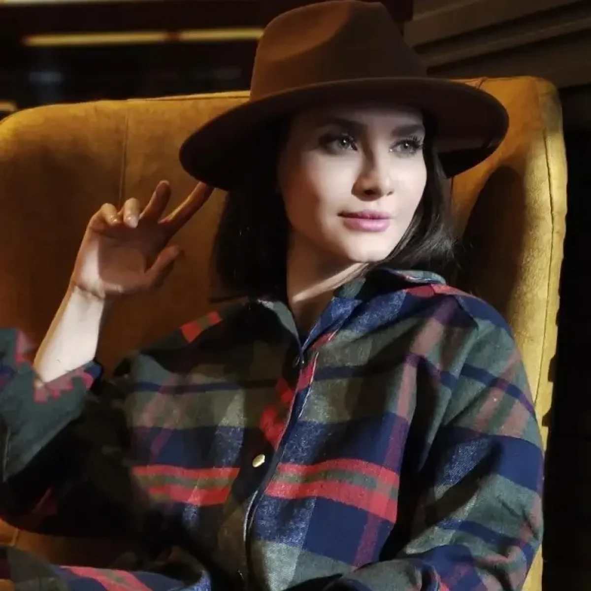 تصویر کمتر دیده شده از بازیگر مشهور بچه مهندس ساناز 3 edited