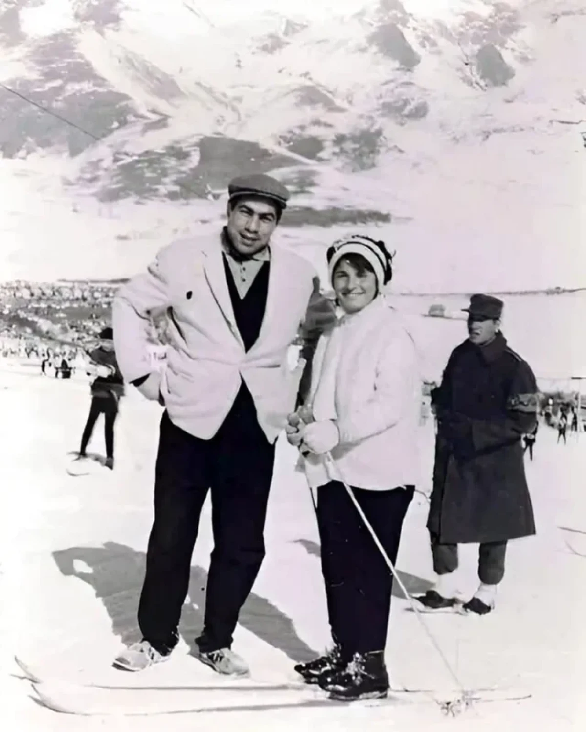 تیپ خاص «غلامرضا تختی» در پیست اسکی آبعلی دهه 50 خورشیدی غلامرضا