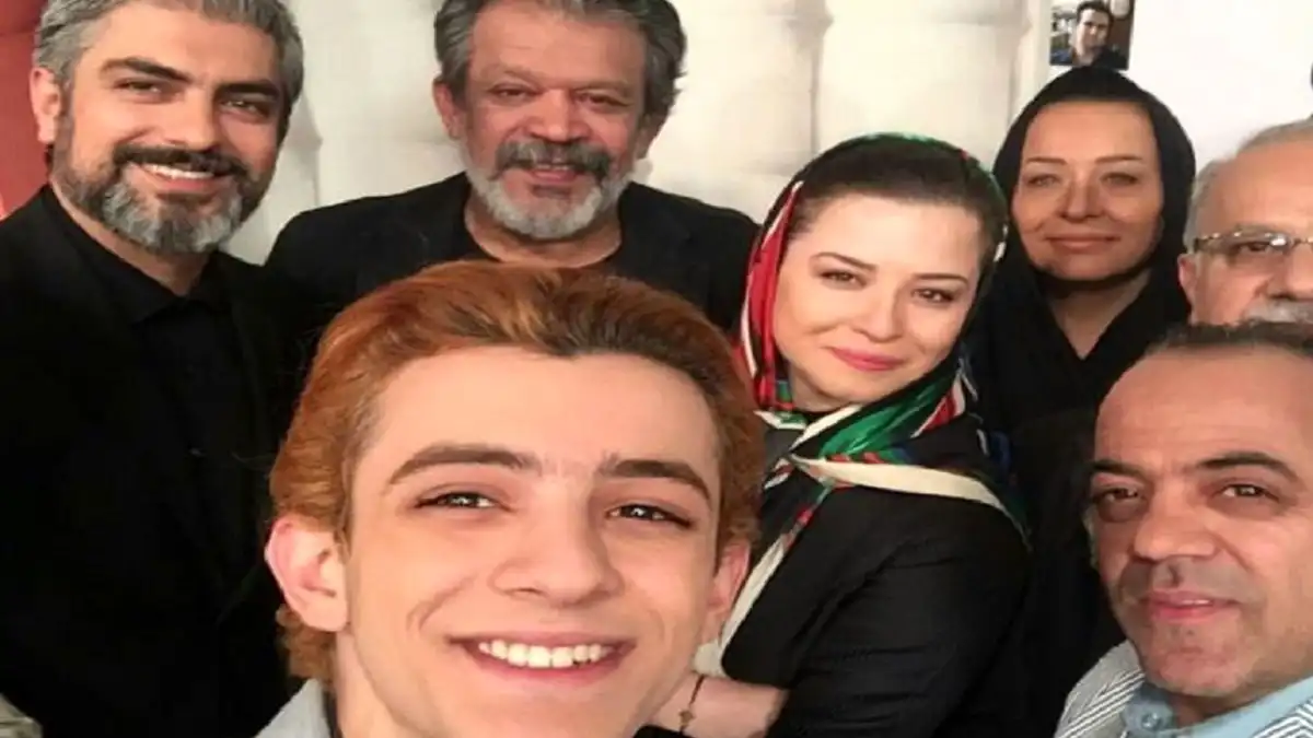 سفر زمان | چهره جذاب «فرزانه، کیمیا و کیوان» در پشت صحنه سریال کیمیا؛ سال 1394 