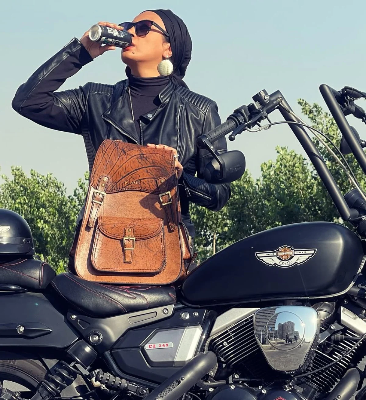 حدیث تهرانی با استایل اسپرت و جسورانه‌اش روی موتور سوژه شد